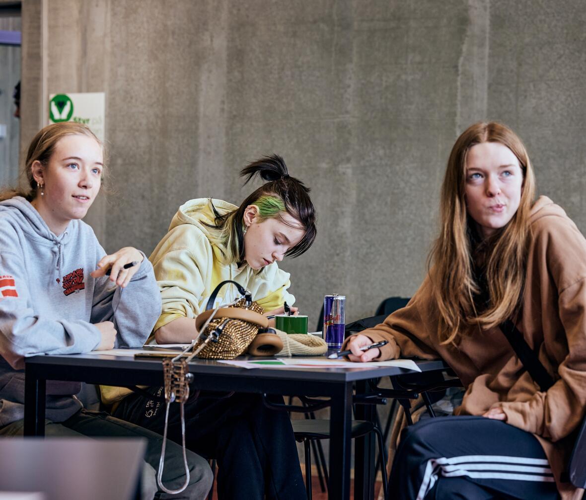 Elever på en FGU-skole sidder til workshop om økonomi