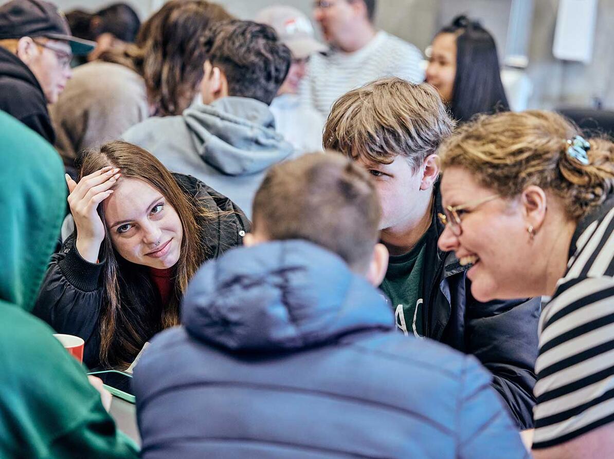 Unge laver gruppearbejde på en skole