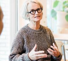 Kvinde giver gældsrådgivning