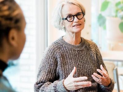 Kvinde giver gældsrådgivning