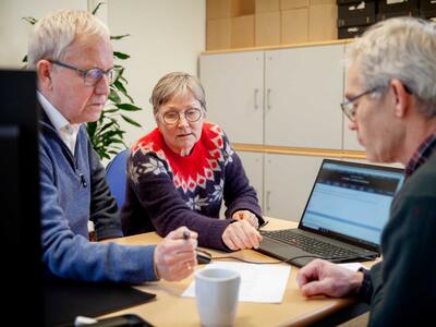 Frivillig rådgiver i gang med rådgivning